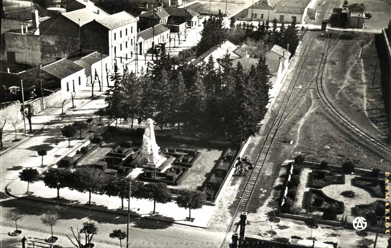 Burdeau 500- Monument aux morts et place COLLECTION DES AMIS DE ND DE SANTA CRUZ.jpg
